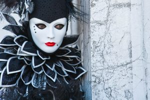 Maskierte Person beim Karneval in Venedig