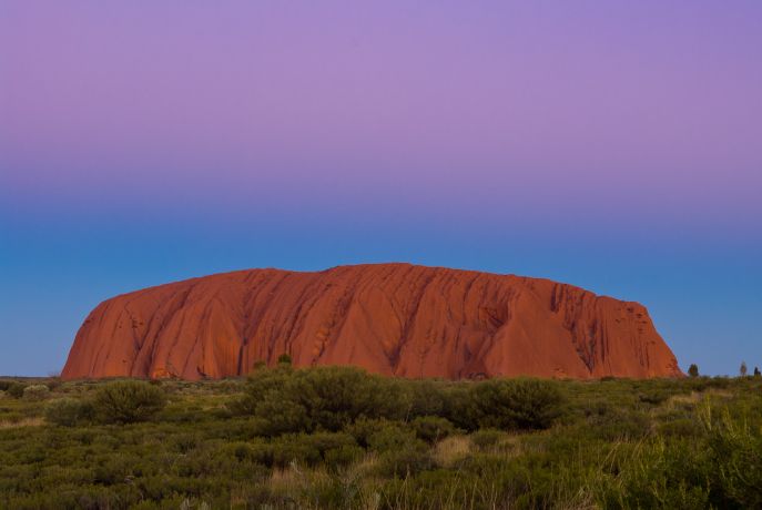 Der Uluru oder Ayers Rock (Australien) bei Sonnenuntergang Der Uluru oder Ayers Rock (Australien) bei Sonnenuntergang