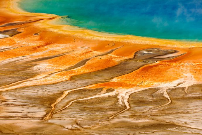 Diese Aufnahmen zeigt die facettenreiche Struktur und Farbe der Grand Prismatic Spring im Yellowstone Nationalpark (USA) Diese Aufnahmen zeigt die facettenreiche Struktur und Farbe der Grand Prismatic Spring im Yellowstone Nationalpark (USA)