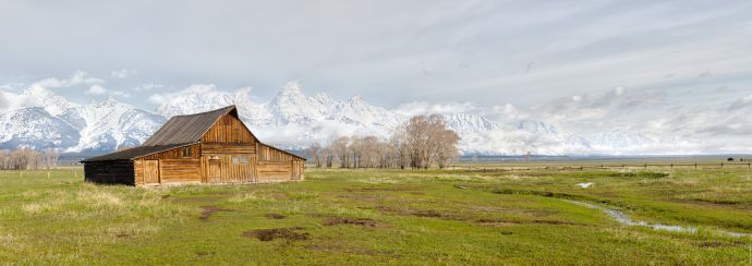 Panorama der Grand Tetons mit einer verlassenen Mormonen-Farm Panorama der Grand Tetons mit einer verlassenen Mormonen-Farm