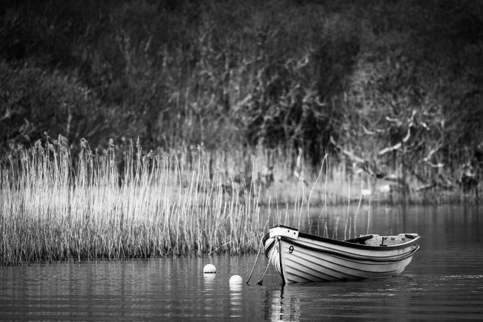 Schwarzweiß-Foto eines Bootes auf einem See in Irland. Schwarzweiß-Foto eines Bootes auf einem See in Irland.