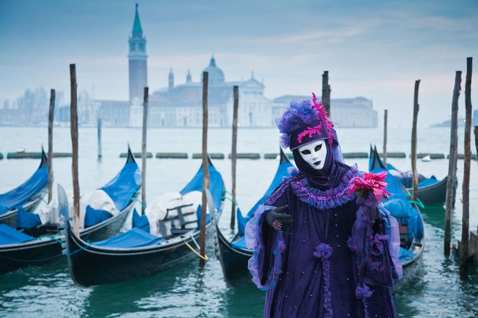 Eine kostümierte Frau beim Karneval in Venedig Eine kostümierte Frau beim Karneval in Venedig