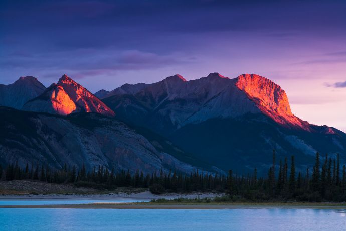 Eine Bergkette im Jasper Nationalpark, Alberta, bei Sonnenaufgang Eine Bergkette im Jasper Nationalpark, Alberta, bei Sonnenaufgang